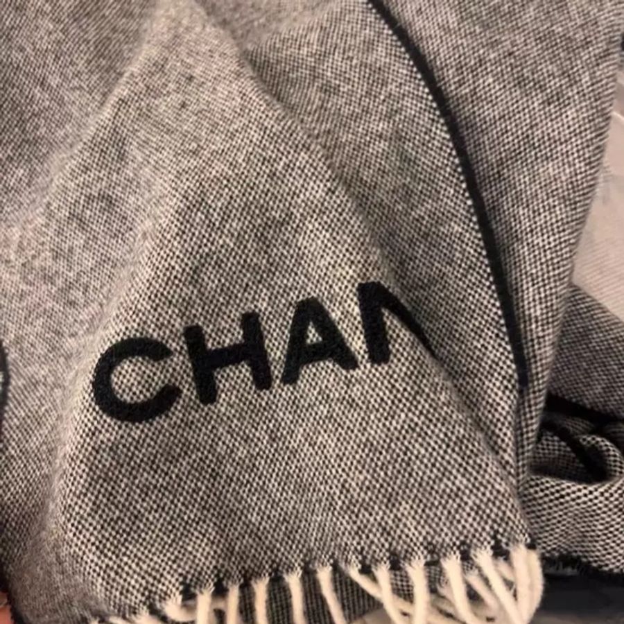 Chanel香奈兒23K羊毛灰色大圍巾-1