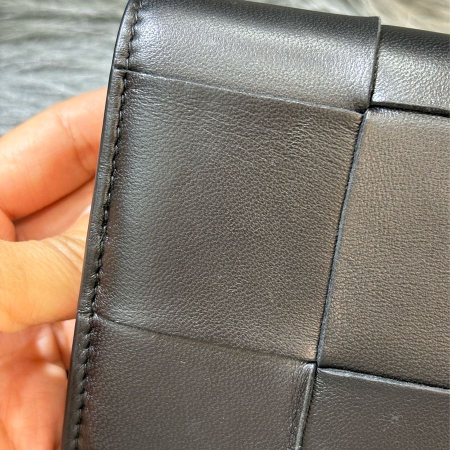 BOTTEGA VENETA BV 667433 黑色 CASSETTE 小牛皮 大方格 編織 釦式 拉鍊 零錢袋 長夾 皮夾 發財長夾-16