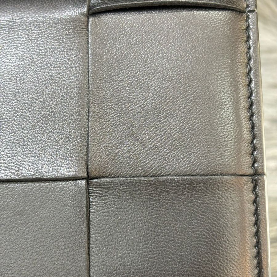 BOTTEGA VENETA BV 667433 黑色 CASSETTE 小牛皮 大方格 編織 釦式 拉鍊 零錢袋 長夾 皮夾 發財長夾-18