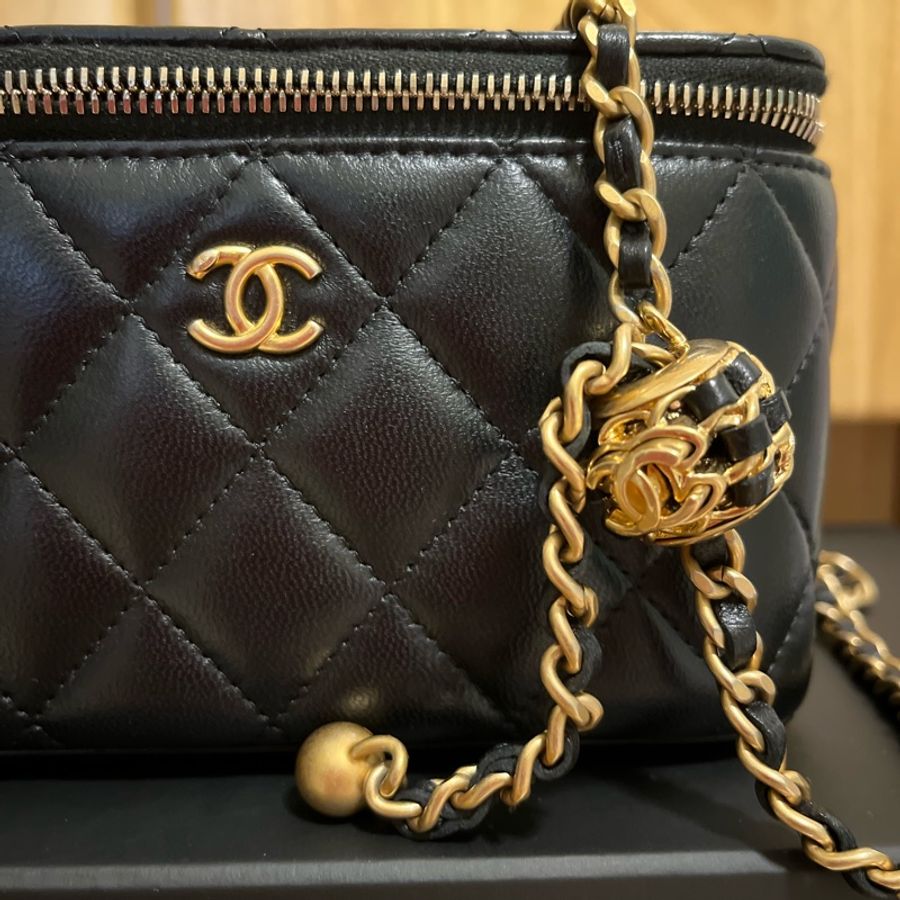 Chanel  黑色核桃金球長盒子-1