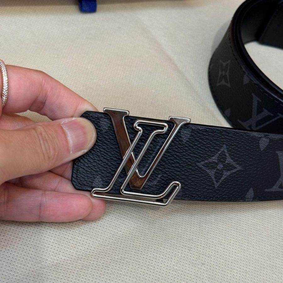 LV  新款 黑灰色 老花 LOGO 雙面  腰帶 皮帶 閒置93新閒置割愛 17580尺寸95公分  🤎有附防塵套、吊牌、盒子-3