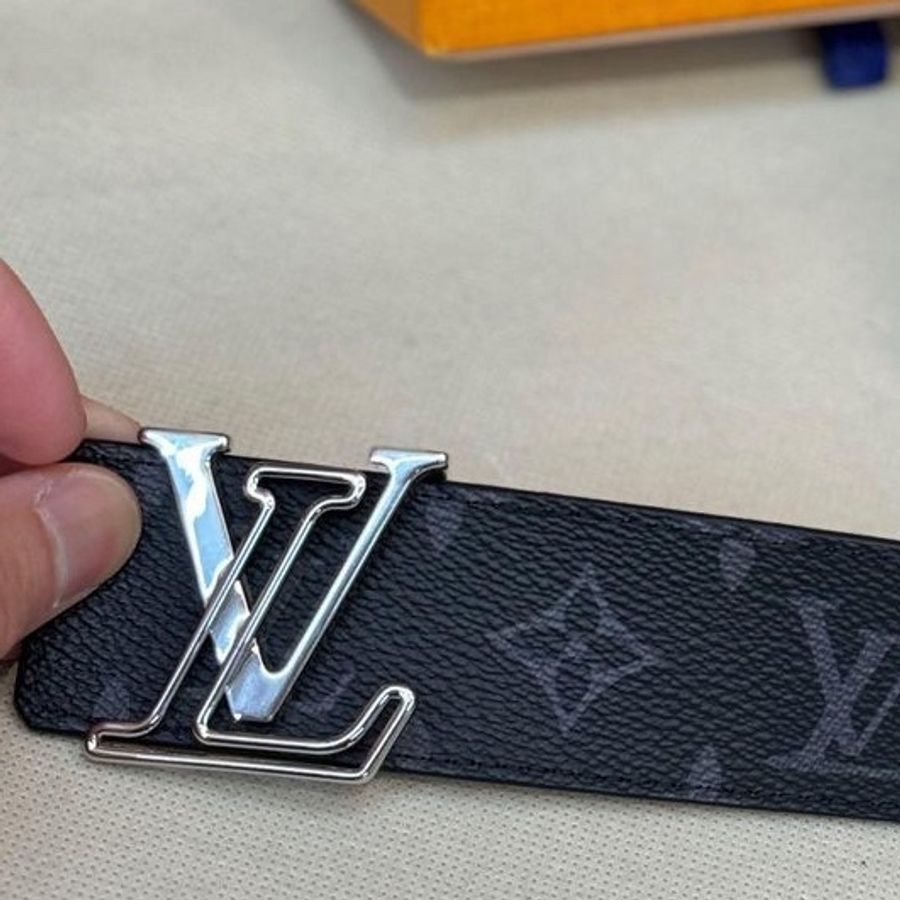 LV  新款 黑灰色 老花 LOGO 雙面  腰帶 皮帶 閒置93新閒置割愛 17580尺寸95公分  🤎有附防塵套、吊牌、盒子-5