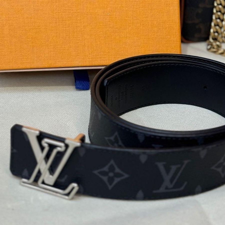 LV  新款 黑灰色 老花 LOGO 雙面  腰帶 皮帶 閒置93新閒置割愛 17580尺寸95公分  🤎有附防塵套、吊牌、盒子-6