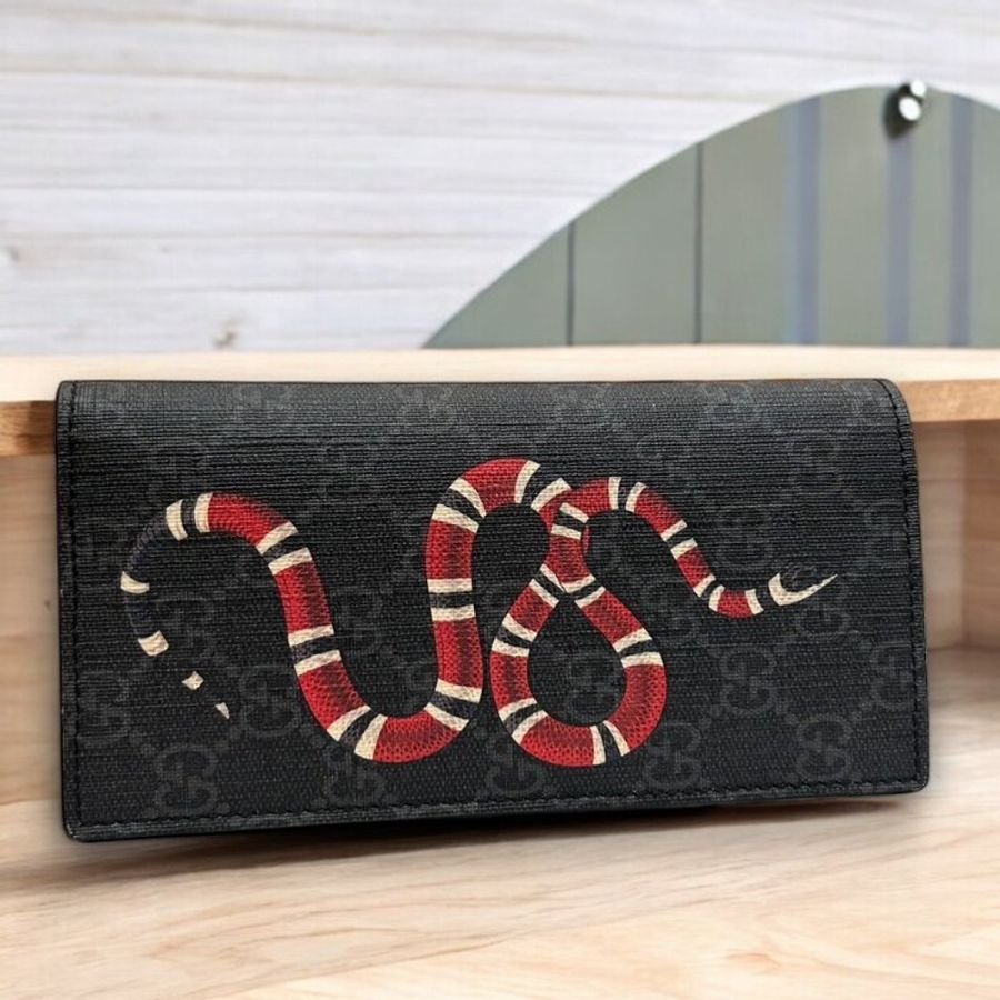 GUCCI PVC珊瑚蛇滿版黑灰LOGO對開長夾-0