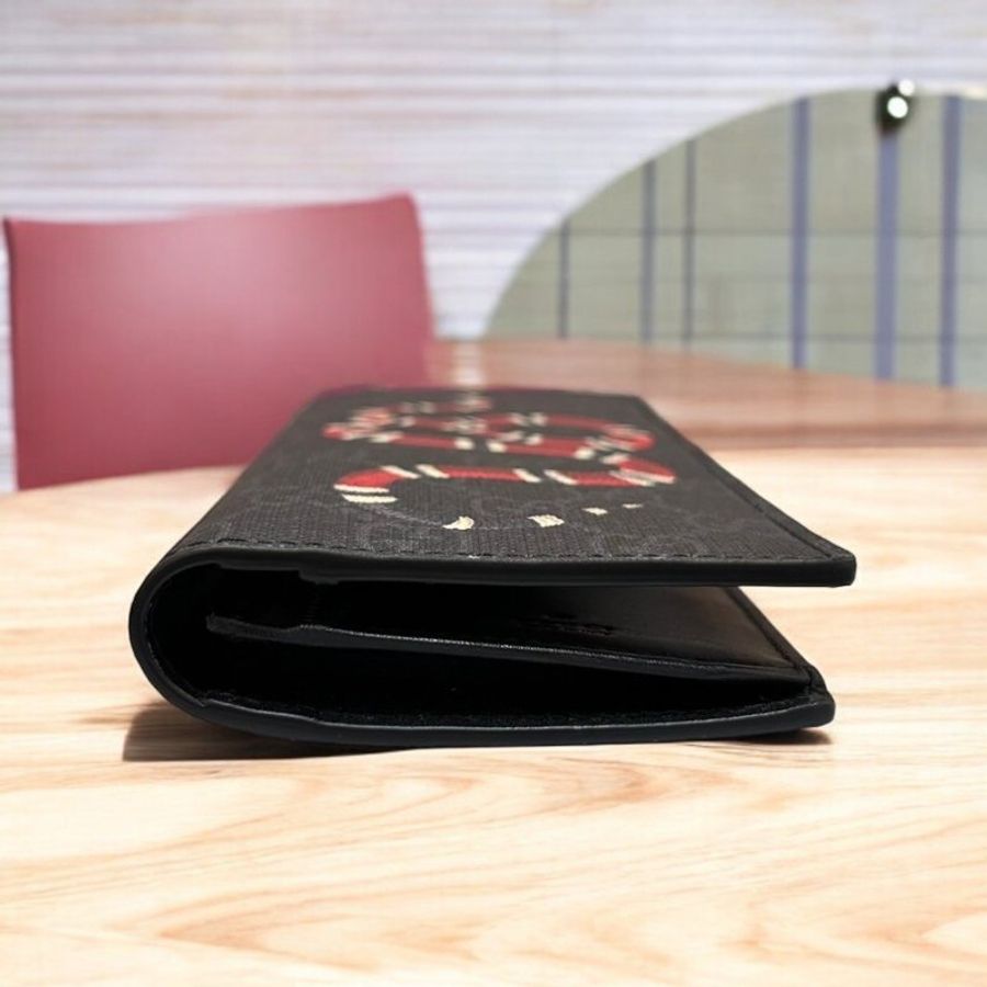 GUCCI PVC珊瑚蛇滿版黑灰LOGO對開長夾-2