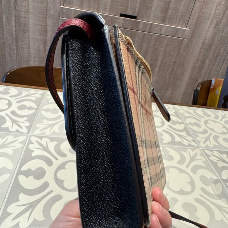 BURBERRY 經典格紋皮革翻蓋斜背包-16