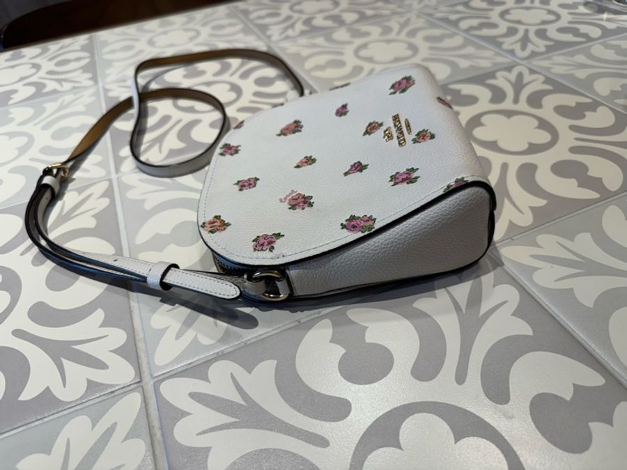COACH 白底小花斜背包肩背-16