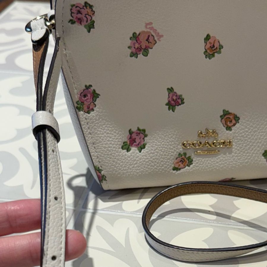 COACH 白底小花斜背包肩背-17