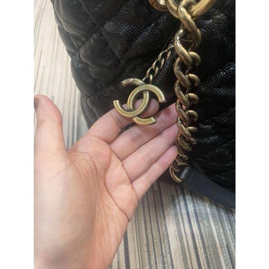 Chanel 魚子醬仿舊金色logo黑色拖特包-2