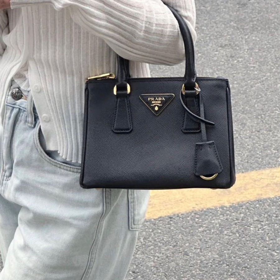 PRADA 黑色 防刮牛皮 手提包 側背包 殺手包 斜背包 galleria saffiano 小號 閒置品未使用 目前櫃上售價140000 割愛39800買到賺到 🤎附保卡、背帶-2