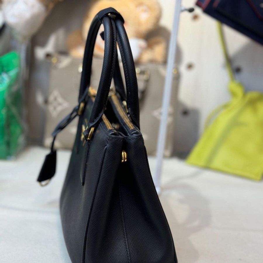 PRADA 黑色 防刮牛皮 手提包 側背包 殺手包 斜背包 galleria saffiano 小號 閒置品未使用 目前櫃上售價140000 割愛39800買到賺到 🤎附保卡、背帶-4
