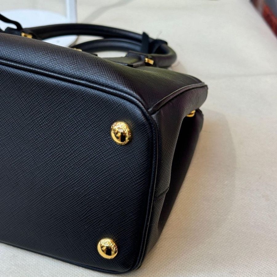 PRADA 黑色 防刮牛皮 手提包 側背包 殺手包 斜背包 galleria saffiano 小號 閒置品未使用 目前櫃上售價140000 割愛39800買到賺到 🤎附保卡、背帶-7