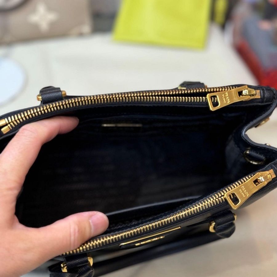 PRADA 黑色 防刮牛皮 手提包 側背包 殺手包 斜背包 galleria saffiano 小號 閒置品未使用 目前櫃上售價140000 割愛39800買到賺到 🤎附保卡、背帶-9