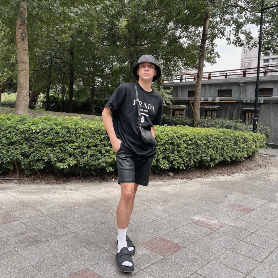 PRADA 黑色 全皮革 Sidonie 系列 背包 斜背包 側背包 超時髦 男女同款 買五萬 割愛21800 只用過一次 9新 閒置 要買-3