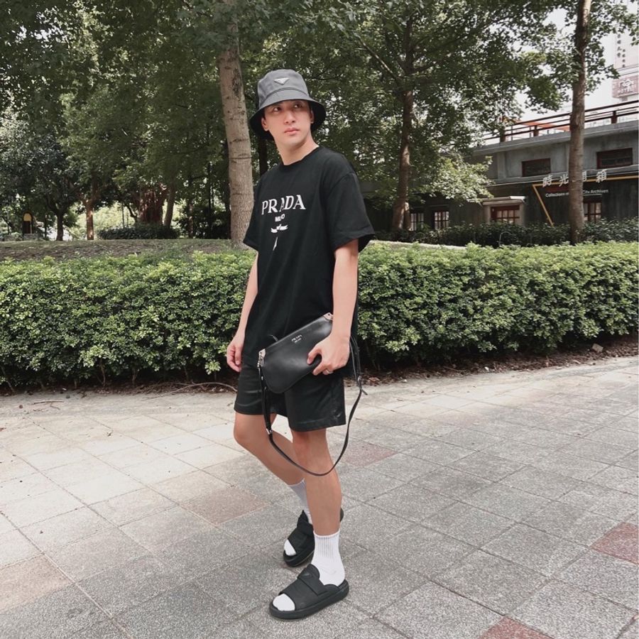 PRADA 黑色 全皮革 Sidonie 系列 背包 斜背包 側背包 超時髦 男女同款 買五萬 割愛21800 只用過一次 9新 閒置 要買-4