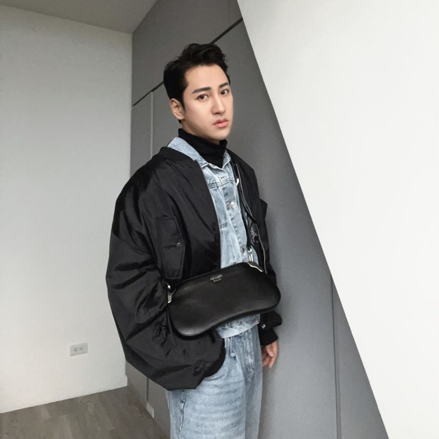 PRADA 黑色 全皮革 Sidonie 系列 背包 斜背包 側背包 超時髦 男女同款 買五萬 割愛21800 只用過一次 9新 閒置 要買-9