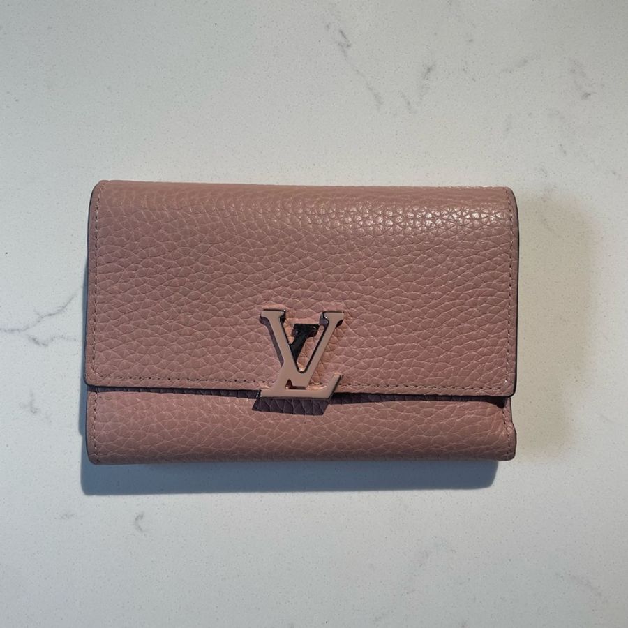 Louis Vuitton Capucines 小型錢包-0