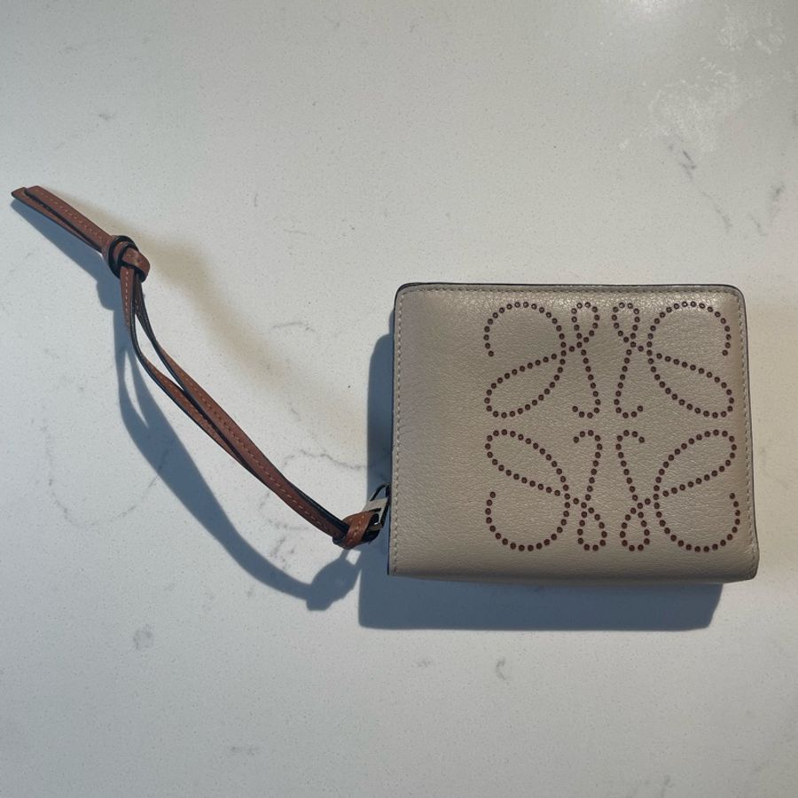 LOEWE 羅威 經典徽章洞洞烙印小牛皮雙面零錢短夾-0