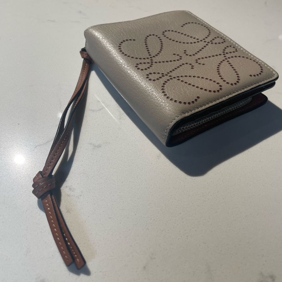 LOEWE 羅威 經典徽章洞洞烙印小牛皮雙面零錢短夾-3