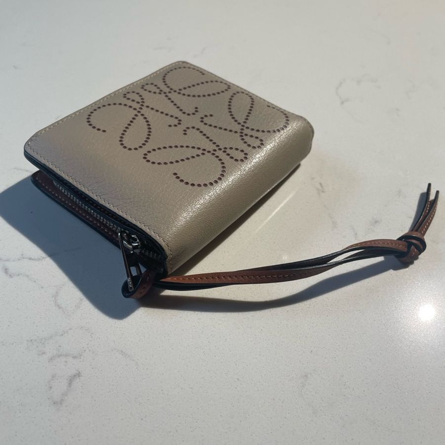 LOEWE 羅威 經典徽章洞洞烙印小牛皮雙面零錢短夾-4