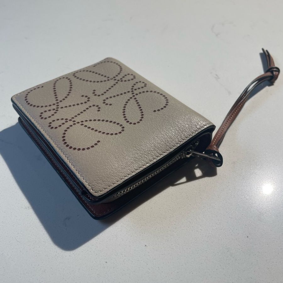 LOEWE 羅威 經典徽章洞洞烙印小牛皮雙面零錢短夾-5