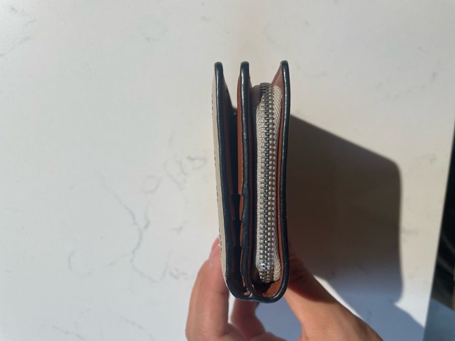 LOEWE 羅威 經典徽章洞洞烙印小牛皮雙面零錢短夾-6