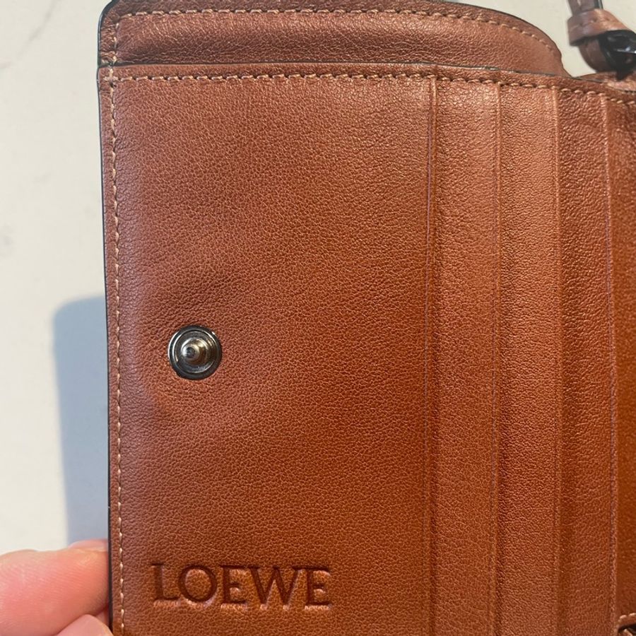 LOEWE 羅威 經典徽章洞洞烙印小牛皮雙面零錢短夾-10