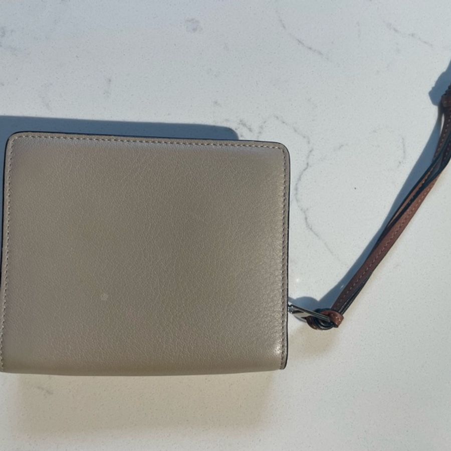 LOEWE 羅威 經典徽章洞洞烙印小牛皮雙面零錢短夾-11