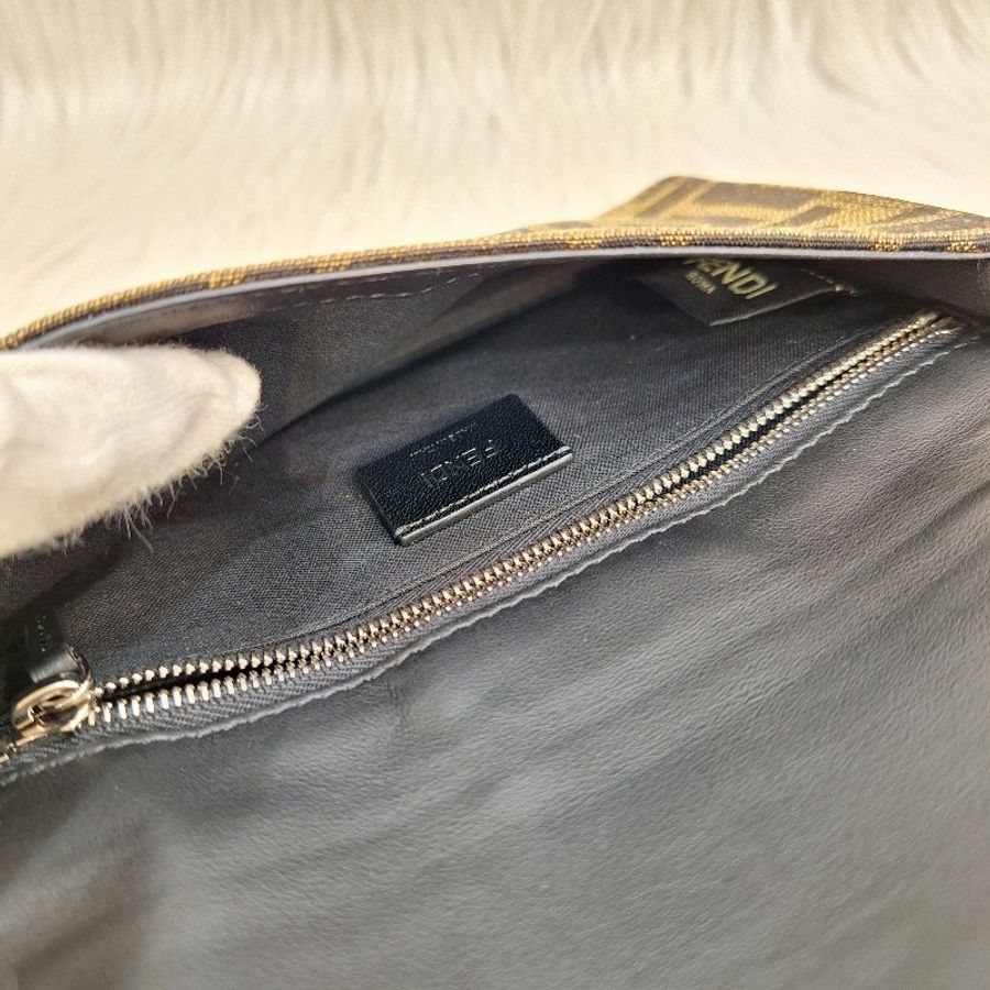 FENDI MINI Baguette 緹花迷你法棍 斜背包小廢包腰包胸口包-12
