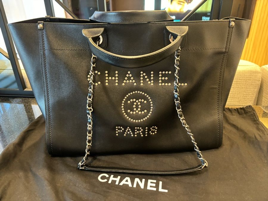 CHANEL 銀色鉚釘Logo 荔枝皮革手提/肩背托特包(黑色)-5