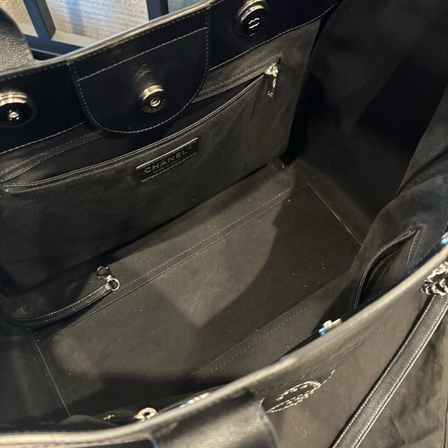 CHANEL 銀色鉚釘Logo 荔枝皮革手提/肩背托特包(黑色)-8