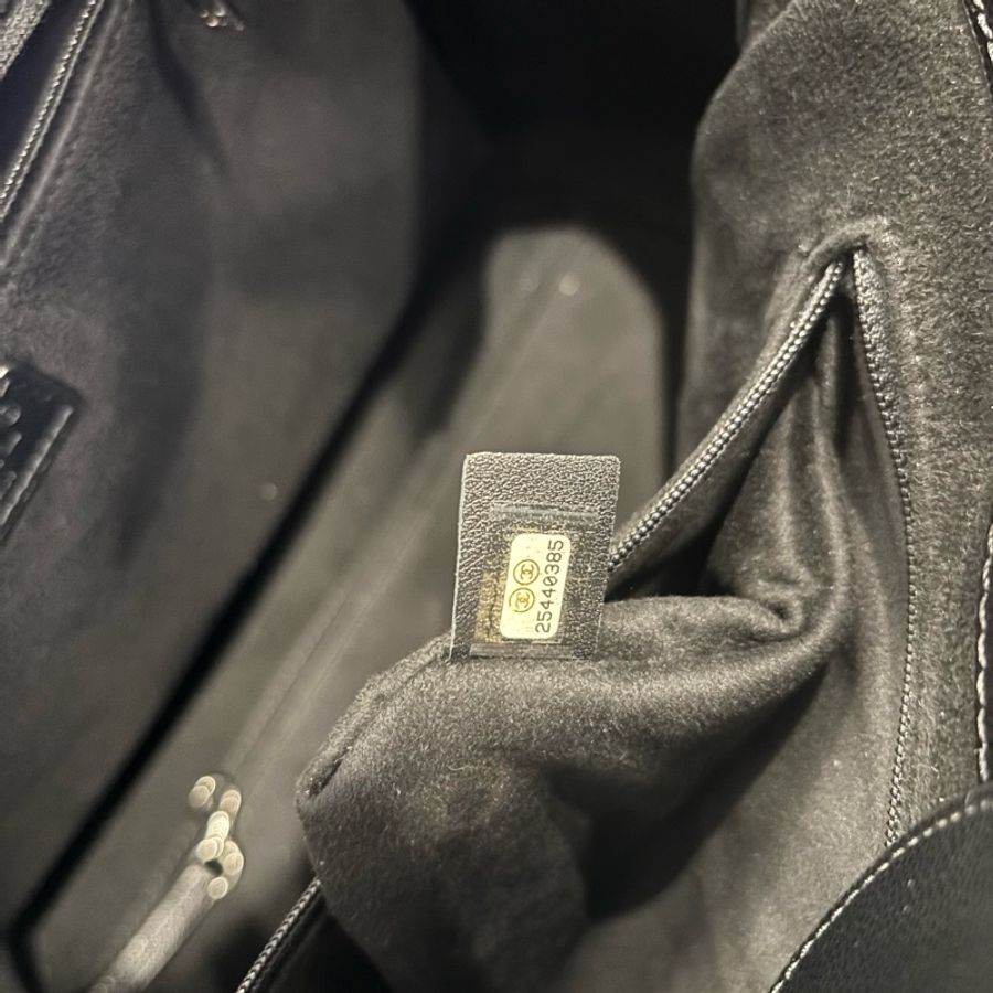 CHANEL 銀色鉚釘Logo 荔枝皮革手提/肩背托特包(黑色)-11
