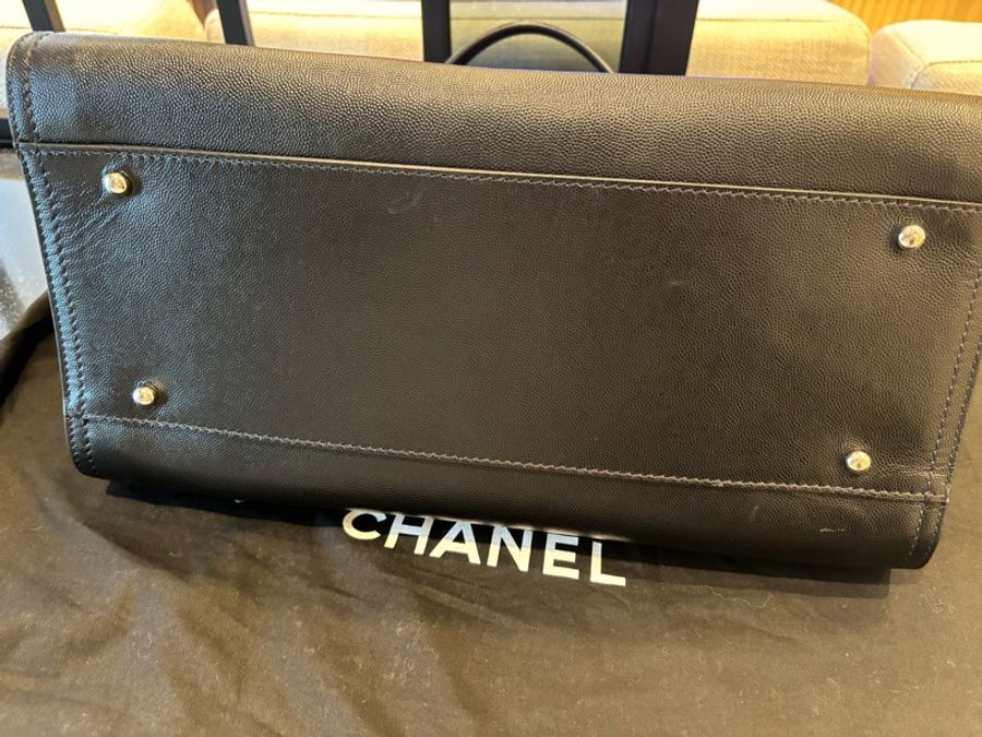 CHANEL 銀色鉚釘Logo 荔枝皮革手提/肩背托特包(黑色)-13