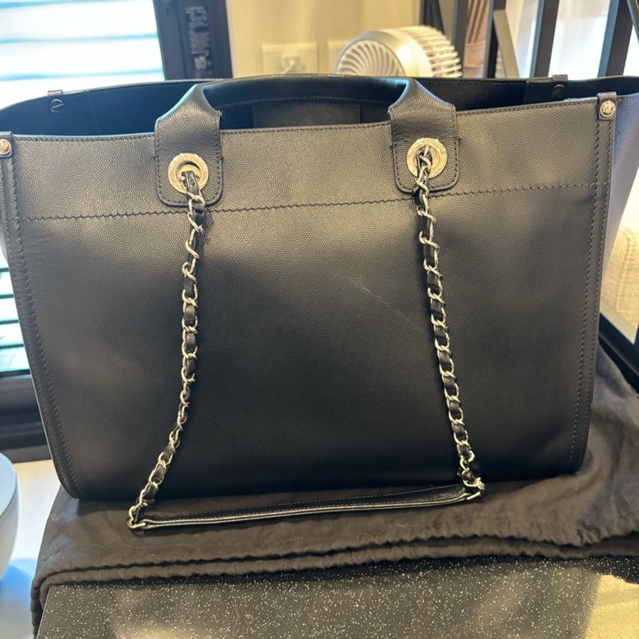 CHANEL 銀色鉚釘Logo 荔枝皮革手提/肩背托特包(黑色)-1