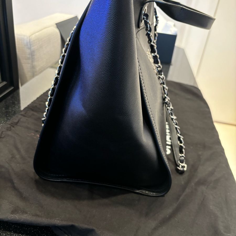 CHANEL 銀色鉚釘Logo 荔枝皮革手提/肩背托特包(黑色)-2