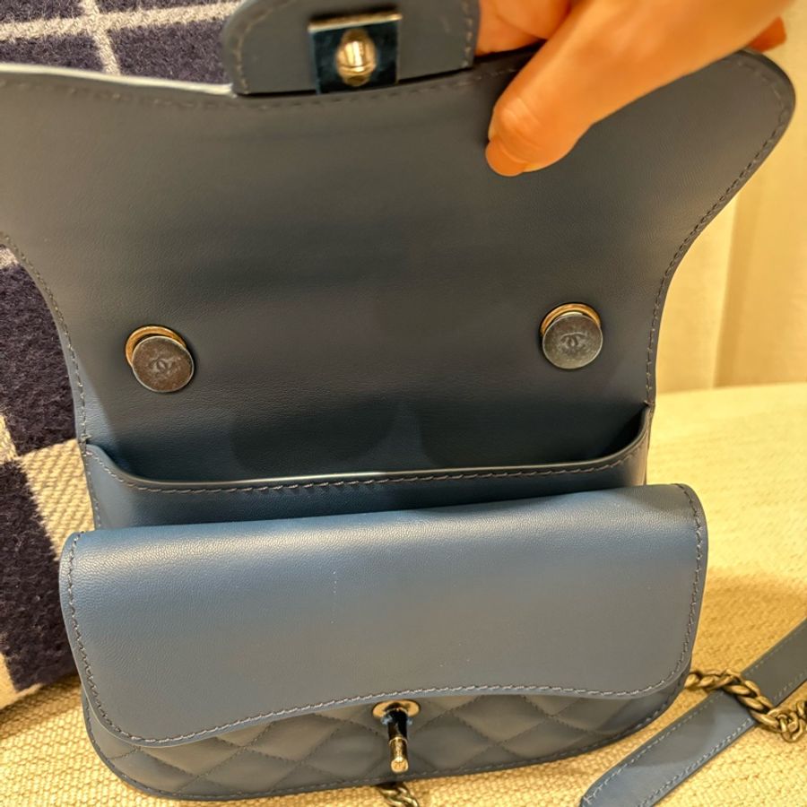 CHANEL 經典雙C LOGO菱格小羊皮斜背包(藍色)-12