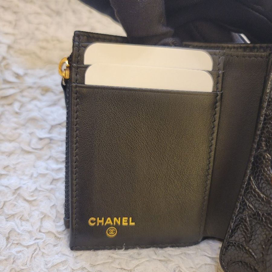 🎊年中優惠🎊Chanel 香奈兒 經典浮雕山茶花 黑金牛皮三折短夾-21