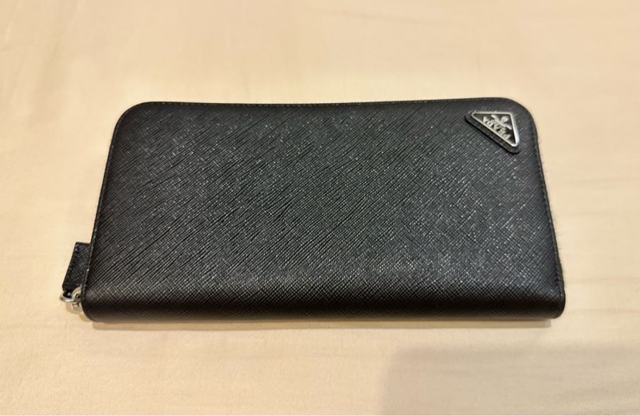 Prada 黑色 Saffiano 皮夾 珐瑯 金屬三角牌 防刮皮革 全新品 男用 長夾 牛皮-5