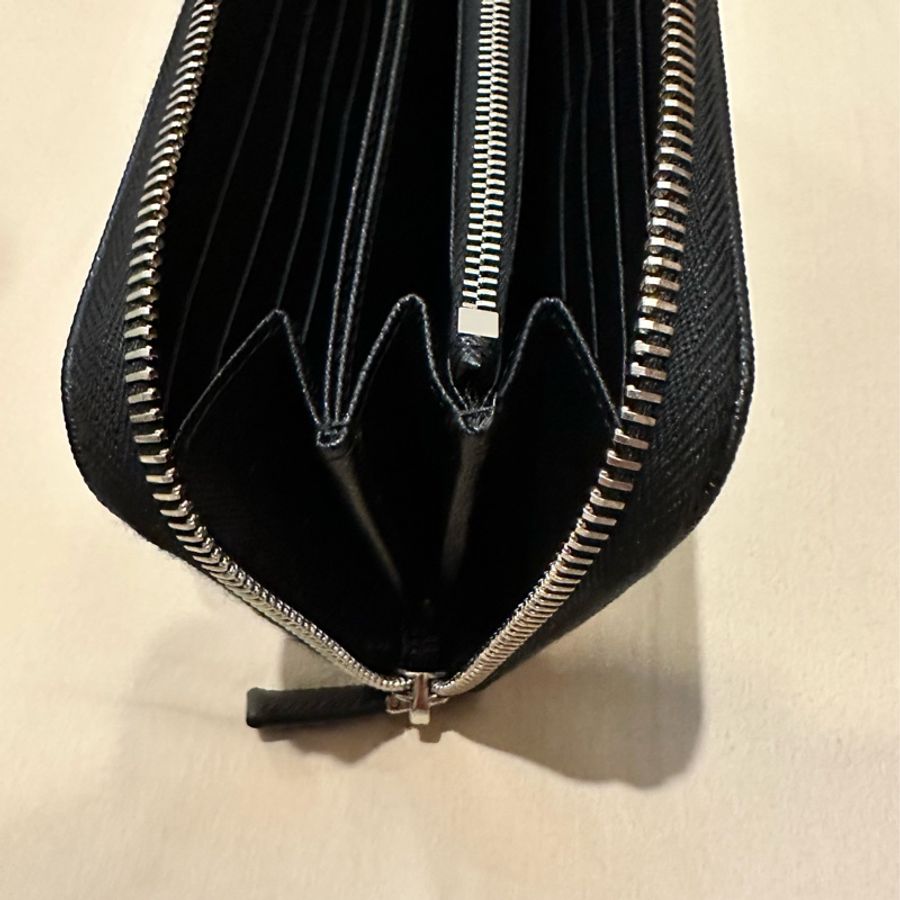 Prada 黑色 Saffiano 皮夾 珐瑯 金屬三角牌 防刮皮革 全新品 男用 長夾 牛皮-13