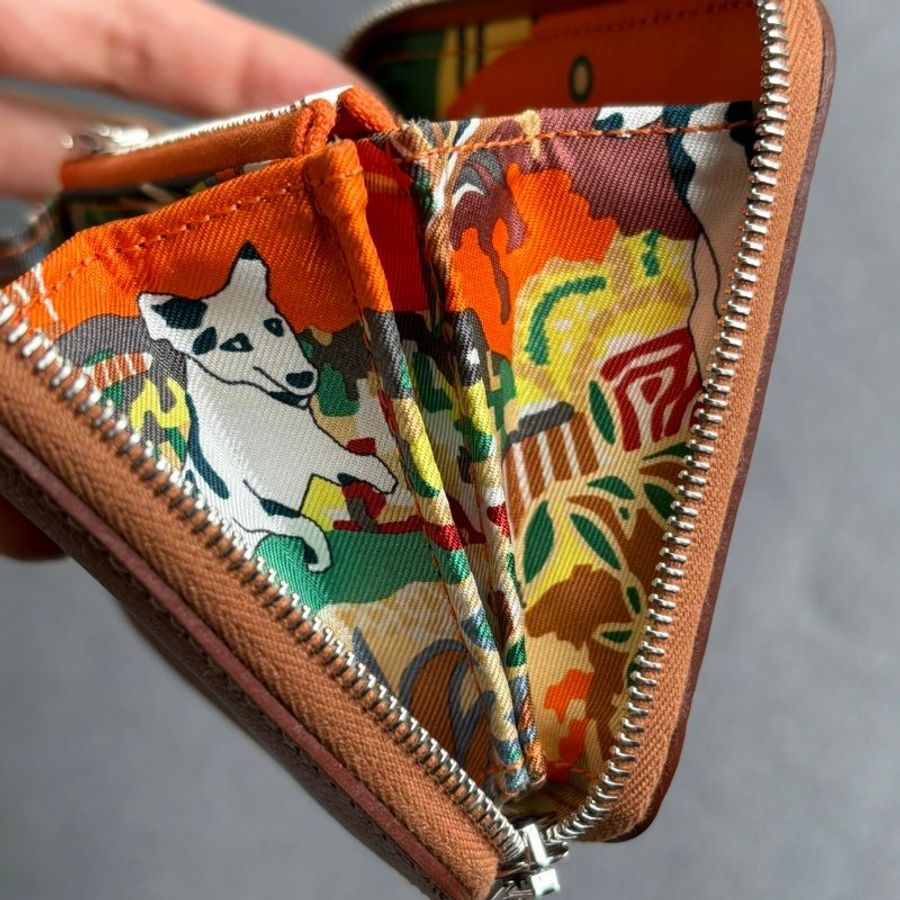 ::HERMES:: Silk In 棕色絲巾短夾 內裡狗狗動物花紋-4