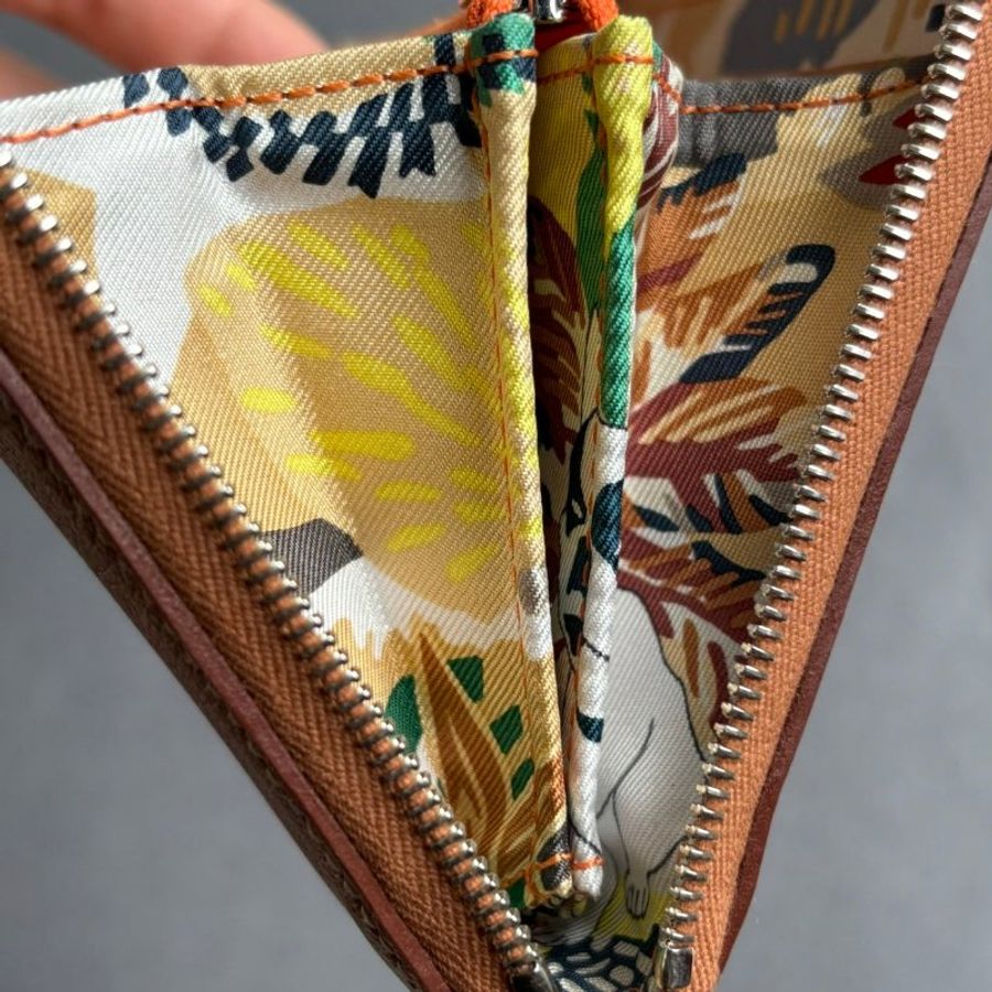 ::HERMES:: Silk In 棕色絲巾短夾 內裡狗狗動物花紋-5