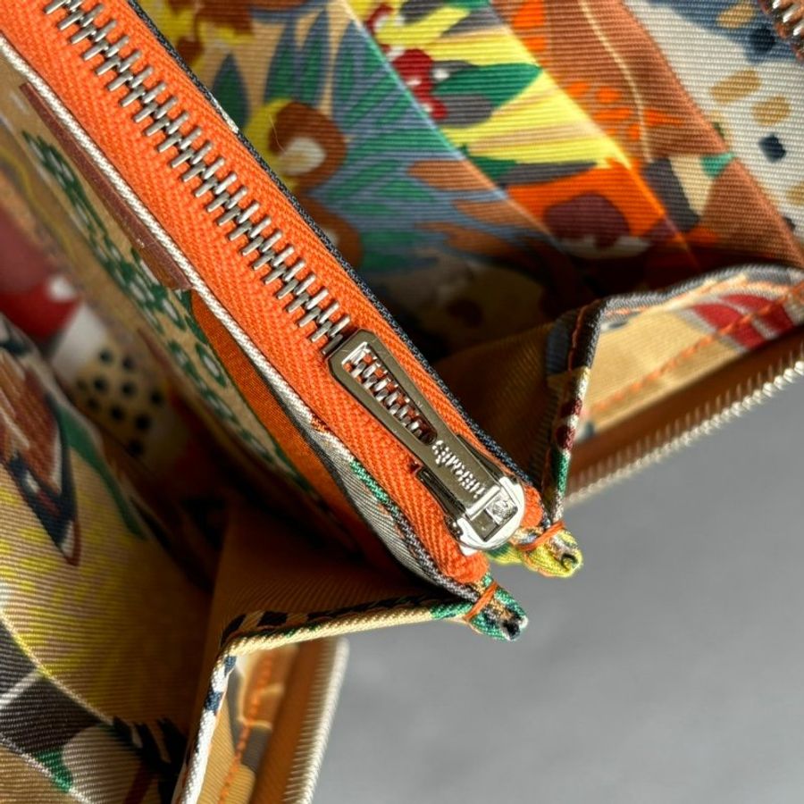 ::HERMES:: Silk In 棕色絲巾短夾 內裡狗狗動物花紋-12