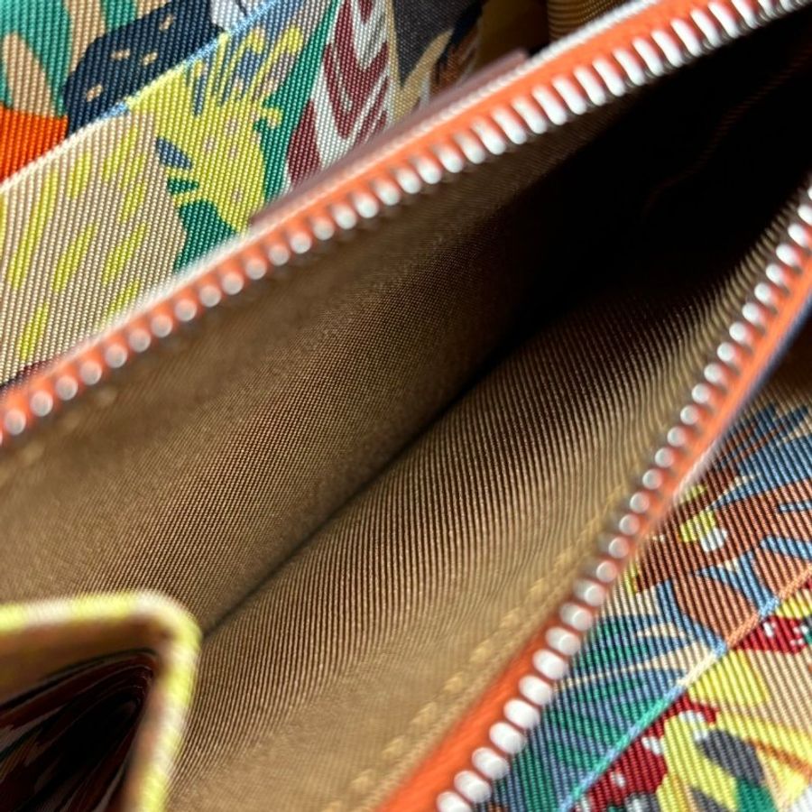::HERMES:: Silk In 棕色絲巾短夾 內裡狗狗動物花紋-14