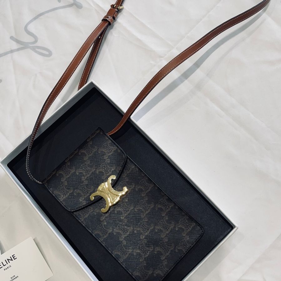 CELINE TRIOMPHE帆布凱旋門LOGO金釦手機包-1
