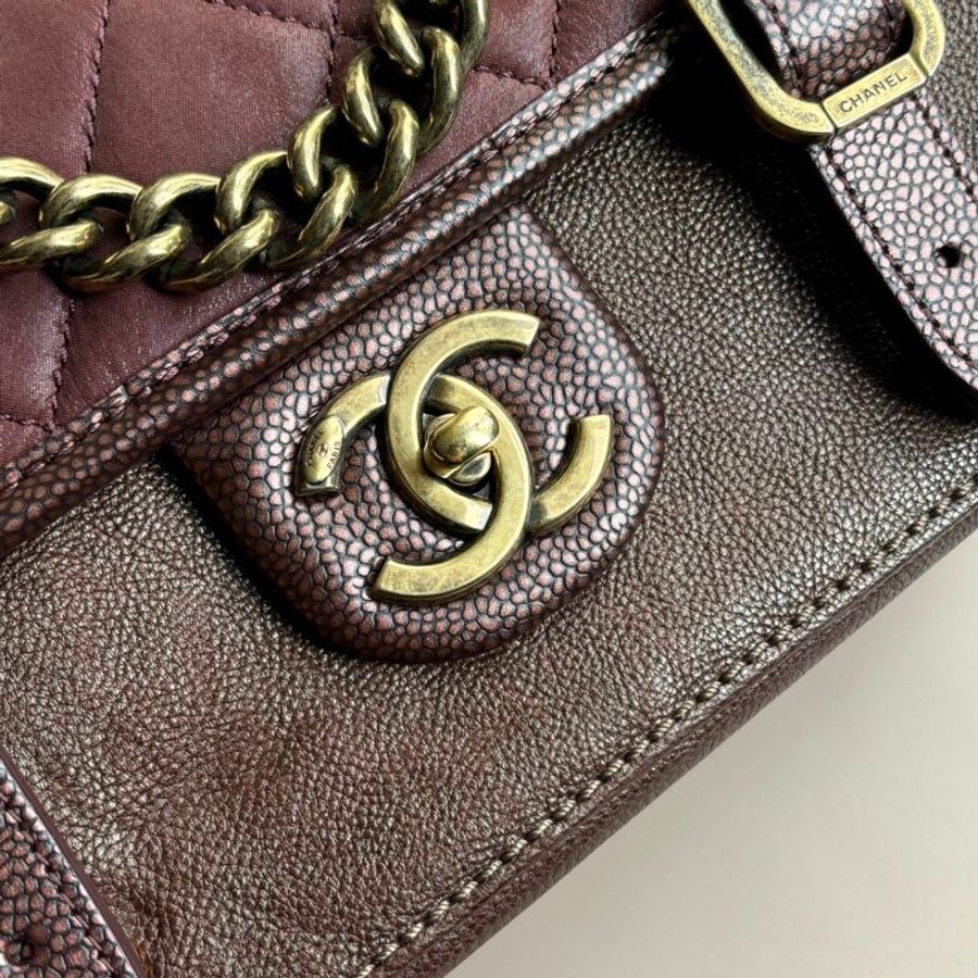 ::CHANEL:: 酒紅色羊皮拼接牛皮金釦斜背包-1