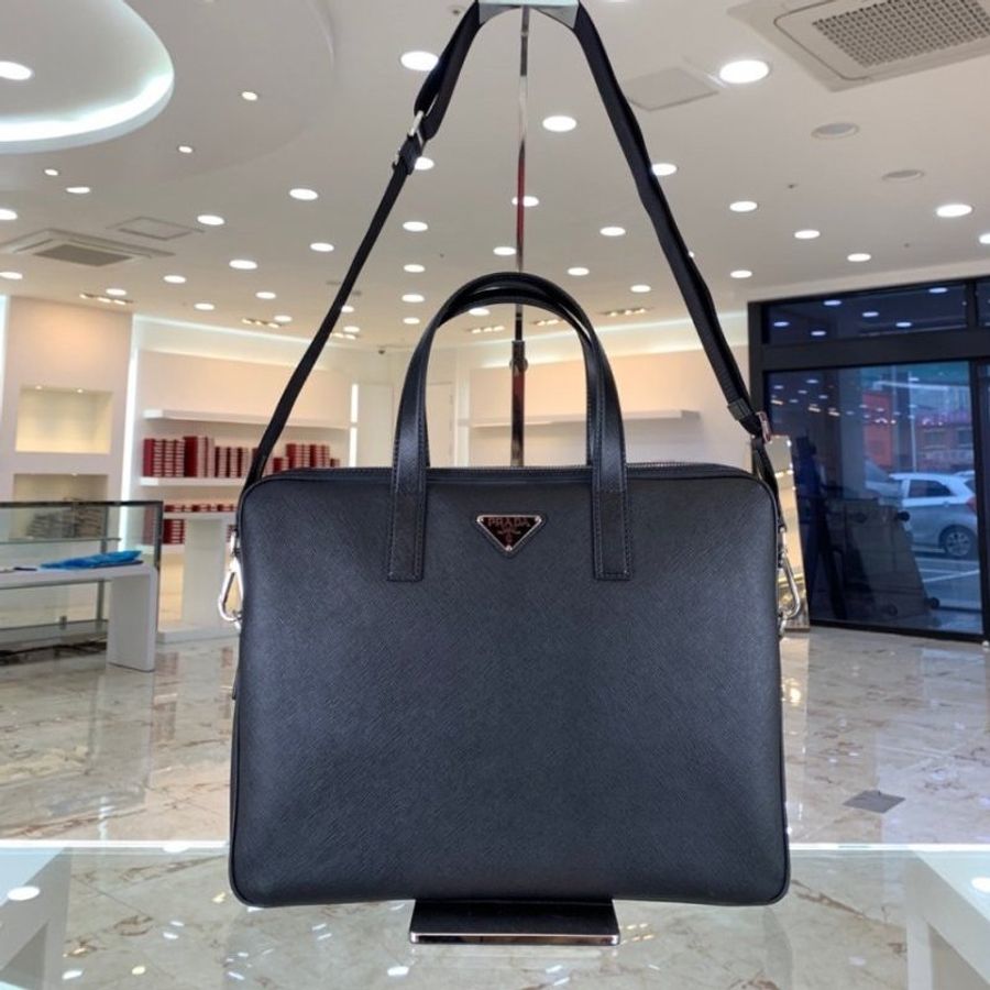 🎁夏季折扣🎁Prada 男款 2VE368 Saffiano皮革公事包 附肩帶 黑色-12