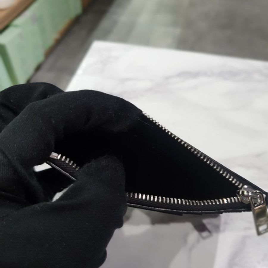Saint Laurent 609362 魚子醬小牛皮 Monogram多層式拉鏈卡片套 黑色《2024季度★全新商品 》-7