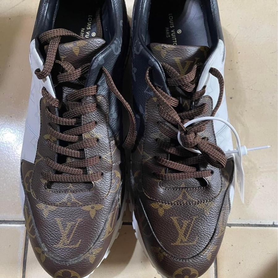 (急售)Lv Run Away Sneaker 老花鞋(可議價)-0