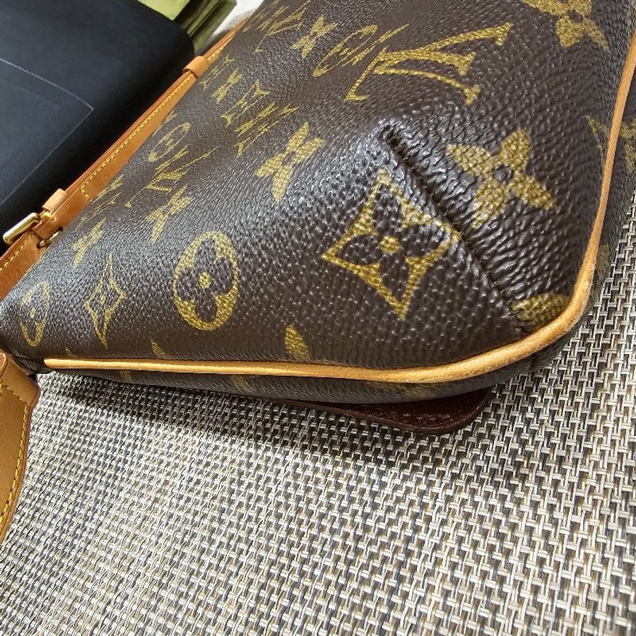 LV 肩背包-17