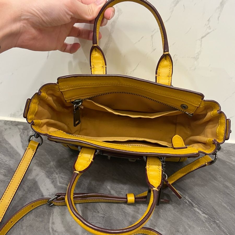Coach黃色斜背包-2